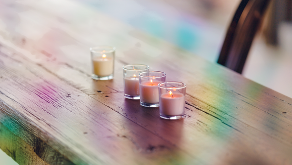 Vier Windlichter auf einem Tisch