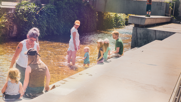 Sommerfest von Procap Bern in Langenthal Gruppe von Teilnehmenden kühlen sich im Fluss die Füsse am Kinderfest von Procap Bern in Langenthal