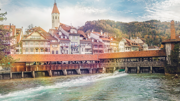 Holzbrücke, die über einen Fluss führt